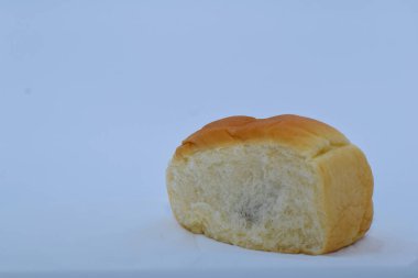 Beyaz arka planda dilimlenmiş yuvarlak ekmeği kapat