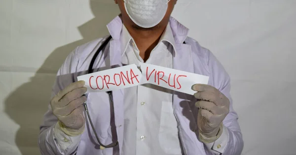 医者は白い背景に隔離された健康マスクとポークペーパーコロナウイルスを身に着けています — ストック写真