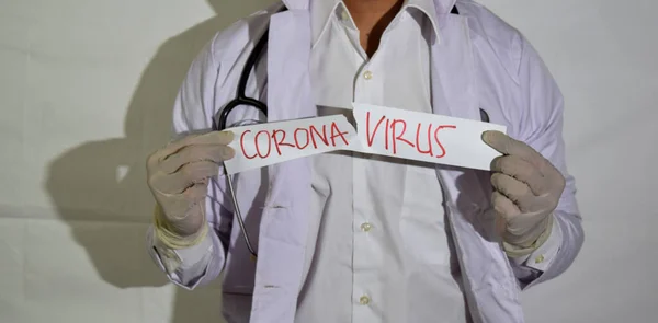 의사가 건강에 마스크를 배경에 포장지 코로나 바이러스를 지니고 — 스톡 사진