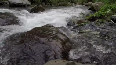 Kapanış süresi dolmak üzere olan şelale suyu döküyor. Doğal su 4k..