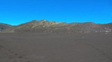 Mavi bulutlu gökyüzü ile manzara tepe veya dağ