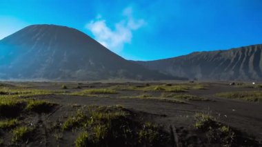 Mavi bulutlu gökyüzü ile manzara tepe veya dağ