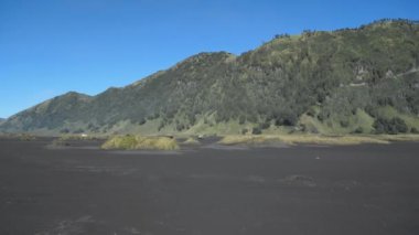 Mavi bulutlu gökyüzü ile manzara tepe veya dağ