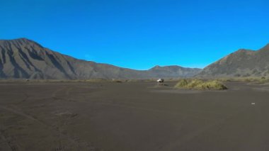 Mavi bulutlu gökyüzü ile manzara tepe veya dağ
