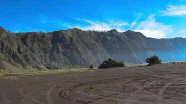 Mavi bulutlu gökyüzü ile manzara tepe veya dağ