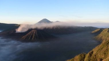 Bromo Dağı ve Bromo Ulusal Parkı 'ndaki vahşi ada üzerinde güzel renkli gündoğumu günbatımı