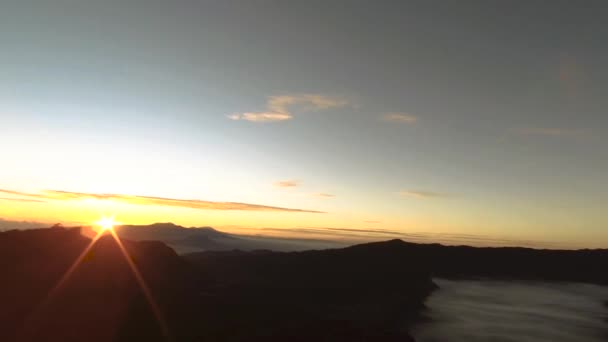 ブロモ山の美しいカラフルな日の出の夕日と野生の島ブロモ国立公園 — ストック動画