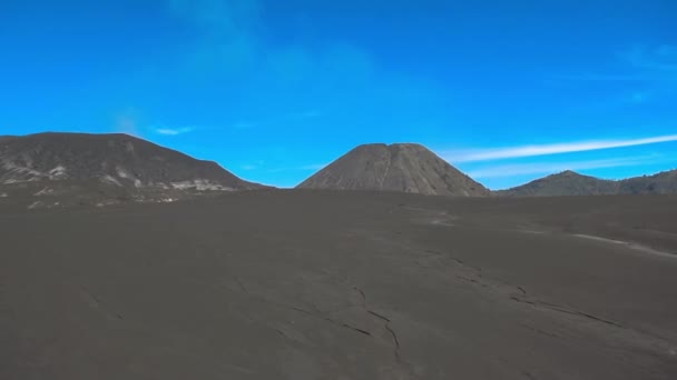 Пейзаж Холма Горы Голубым Облачным Небом — стоковое видео