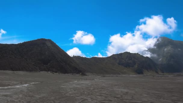 Paysage colline ou montagne avec un ciel nuageux bleu 