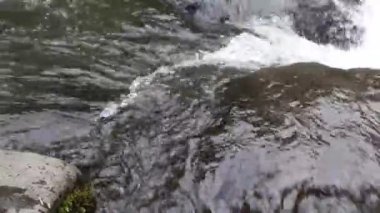 Yakın şelaleye su dök. Doğal su çekimi.