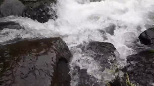 Cascada Primer Plano Verter Agua Tiro Agua Natural — Vídeos de Stock