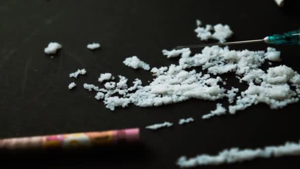 コカインとインドネシアルピアは暗いテーブルの上で使用する準備ができています 注射器の選択的焦点 — ストック動画
