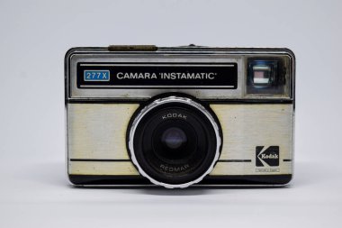 BEKASI, BATI JAVA, İNDONEZYA. 26 Mart 2020: beyaz zemin üzerinde izole eski vintage kamera kapatın.