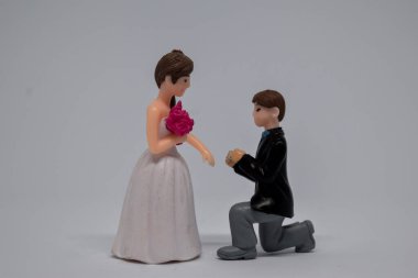 Model oyuncağı / minyatür çift diyoraması. evlilik kavramı Beyaz Arkaplanda izole.