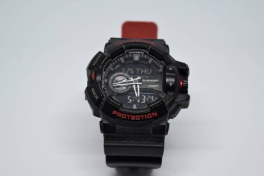 BEKASI, BATI JAVA, İNDONEZYA. 26 Mart 2020: beyaz arka planda izole kol saati kapatın. Zaman değişimi kavramı