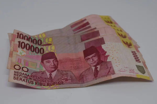 Close Cem Mil Rupia Indonésia Isolada Fundo Branco — Fotografia de Stock