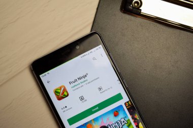 BEKASI, BATI JAVA, İNDONEZYA. 1 Nisan 2020: Smartphone ekranında Meyve Ninja Dev uygulaması. Fruit Ninja, Halfbrick Studios tarafından geliştirilen ücretsiz ağ tarayıcısıdır.