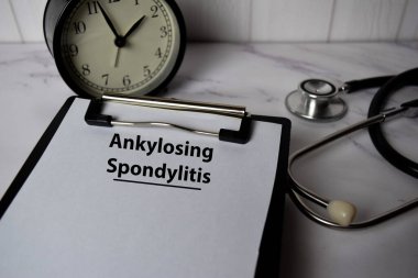 Ankylosing Spondylitis ofis masasındaki izole bir evrakta yazıyor. Sağlık / Tıbbi Konsept