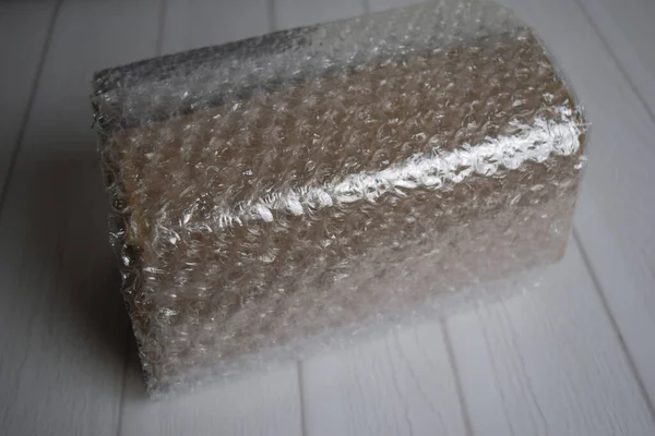 Eine Box Mit Luftpolsterfolie Für Die Lieferung Von Schutzprodukten — Stockfoto