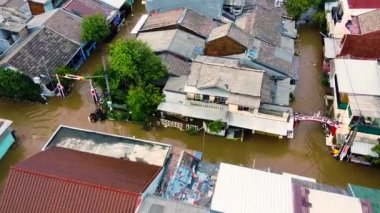 BEKASI, BATI JAVA, İNDONEZYA. 9 Nisan 2020: su baskınının havadan görüntüsü. Büyük doğal afetlerin ardından oluşan yıkım. 2.7K çözünürlük videosu