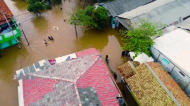 BEKASI, BATI JAVA, İNDONEZYA. 9 Nisan 2020: su baskınının havadan görüntüsü. Büyük doğal afetlerin ardından oluşan yıkım. 2.7K çözünürlük videosu