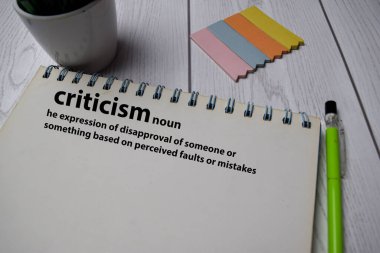 Eleştiri kelimesinin bir kitaptaki tanımı. sözlük kavramı