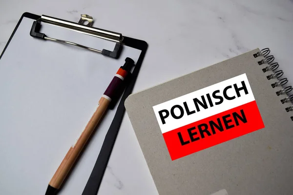 Polnisch Lernen Schreibt Einem Buch Isoliert Auf Dem Schreibtisch — Stockfoto