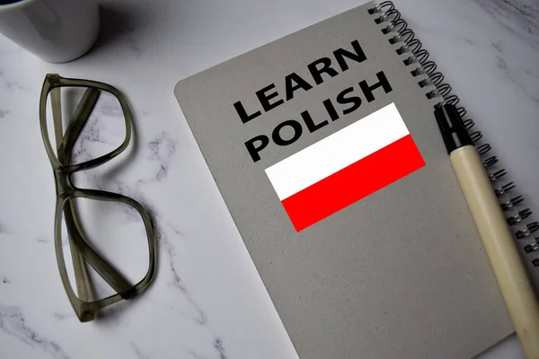 オフィスデスクで孤立した本でポーランド語の文章を学ぶ — ストック写真