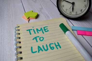 Ofis masasında izole edilmiş bir kitaba gülme zamanı.