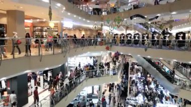 BEKASI, INDONESIA, APRIL 16, 2020: Bir AVM 'de Tanınmayan İnsanlar / Yayalar / Meşgul Yolu. Kalabalık kalabalık bir yolda. İnsanlar meşgul..