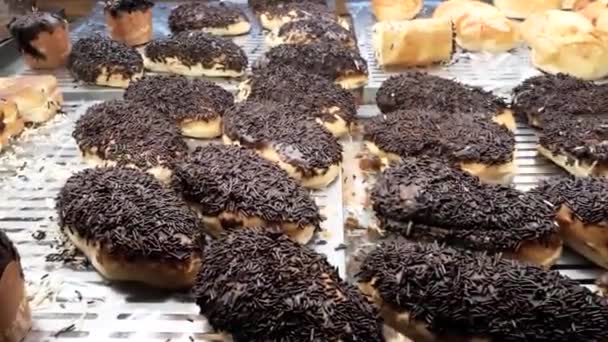 Panes Productos Horneados Gran Variedad Estantes Panadería Con Pan Crujiente — Vídeos de Stock