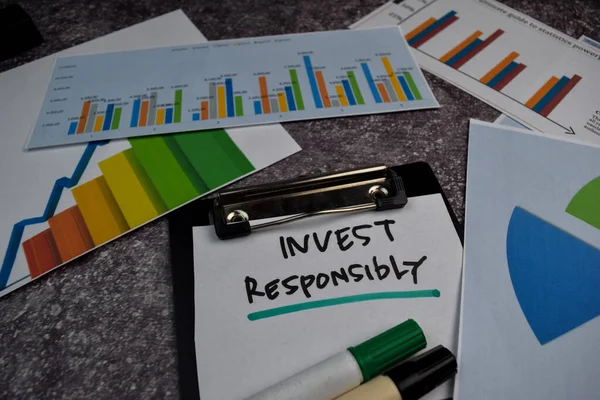 Invest Responsible Write Clipboard Isolated Office Desk Börsenkonzept — Stockfoto