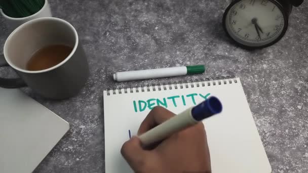 Ung Man Skriver Identity Branding Upplösning — Stockvideo
