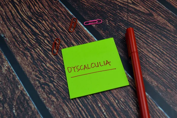 Dyscalculia Γράψει Ένα Κολλώδες Σημείωμα Απομονωμένο Ξύλινο Τραπέζι Φόντο — Φωτογραφία Αρχείου