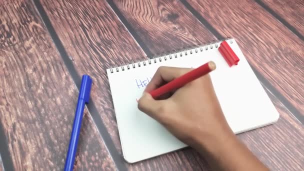 Egy Férfi Azt Írta Hello Repeat Customer Wood Table Felbontás — Stock videók