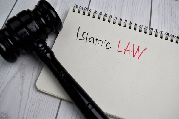 イスラム法は本や砂利に書いています オフィスの机の上に隔離された 法概念 — ストック写真