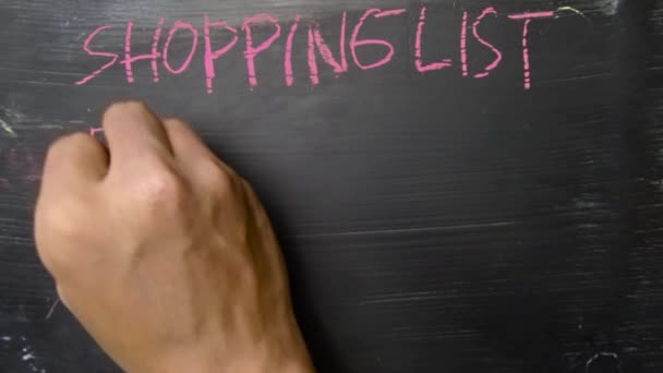 购物清单 用彩色粉笔写的 得到额外服务的支持 黑板概念 — 图库视频影像