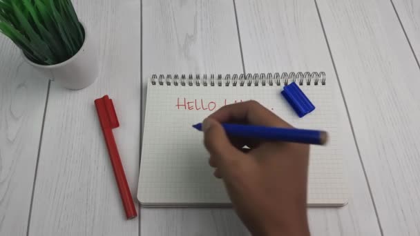 Egy Férfi Azt Írta Hello Beta Asztalon Felbontás — Stock videók
