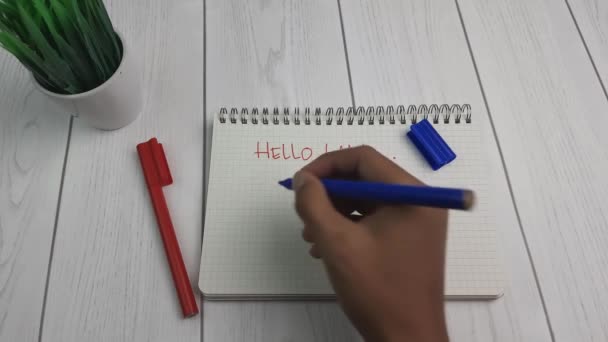 Ein Mann Schrieb Hallo Beta Auf Einen Holztisch Auflösung — Stockvideo