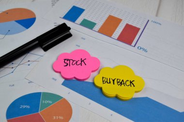 Hisse senedi metni ofis masası ile birlikte yapışkan notlar üzerine. Borsa Konsepti