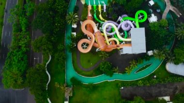 BEKASI, WESTJAVA, İNDONEZYA: MAYIS 12020: Açık hava şehir yüzme havuzunun hareketli görüntüsü. İHA, Endonezya Bekasi 'de mavi bir havuz gördü. 2.7K çözünürlük videosu