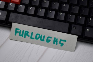 Furloghlar klavye bilgisayarlarında izole edilmiş yapışkan notalara yazarlar