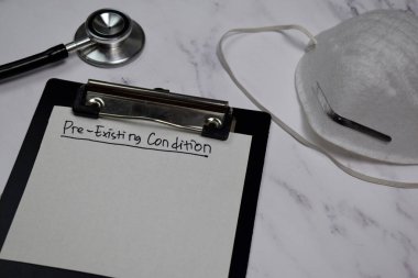 Varlık Öncesi Durum, ofis masasındaki izole panoya yazıldı