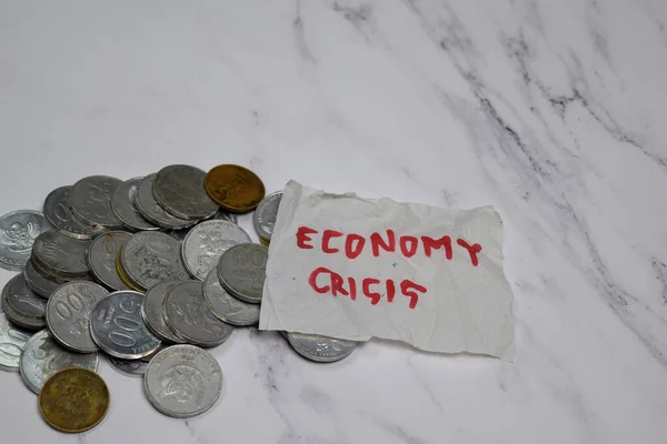 Ekonomi Krizi Ofis Masasına Izole Edilmiş Yapışkan Notlar Madeni Paralara — Stok fotoğraf