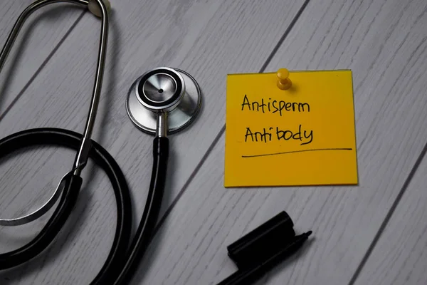 Antisperm antikor metni yapışkan notlar üzerine yazılır. Üst görünüm siyah arkaplanda izole edildi. Sağlık / Tıbbi Konsept