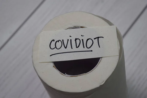 Covidiot Escribir Notas Adhesivas Con Papel Higiénico Aislado Escritorio Oficina —  Fotos de Stock