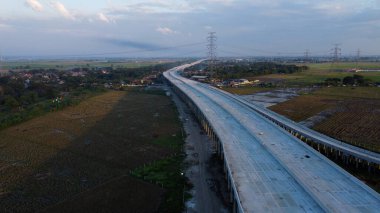 Hava görüntüsü. Üstgeçitli kentsel ulaşım trafiğinin inşası