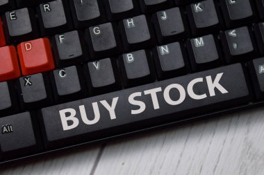 Dizüstü bilgisayarda izole edilmiş klavyede hisse senedi al