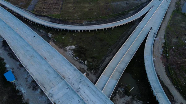 Vista Aérea Construção Tráfego Transporte Urbano Com Sobrevoos — Fotografia de Stock