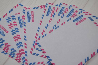 Hava Postası Zarfı ahşap masada izole edildi.